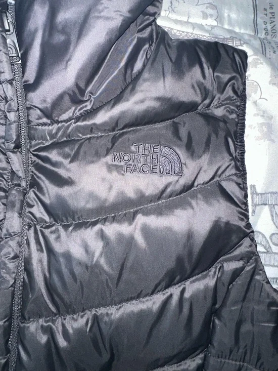 The North Face Women's Shiny Black Quilted Puffer Vest - Picture 4 of 4